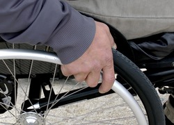 Normal_gehandicapt_rolstoel_hulp