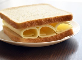 Johan de Boterhamman smeert dagelijks honderden boterhammen zodat leerlingen niet met honger op school zitten