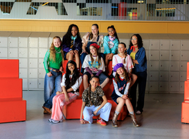 Tienerpopgroep NXT lanceert nieuwe single samen met Kinderpostzegels